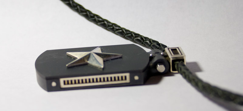 Illustration for article titled Lightning Review: Olinari Dog Tags Hold, Secure Your Flash Memory